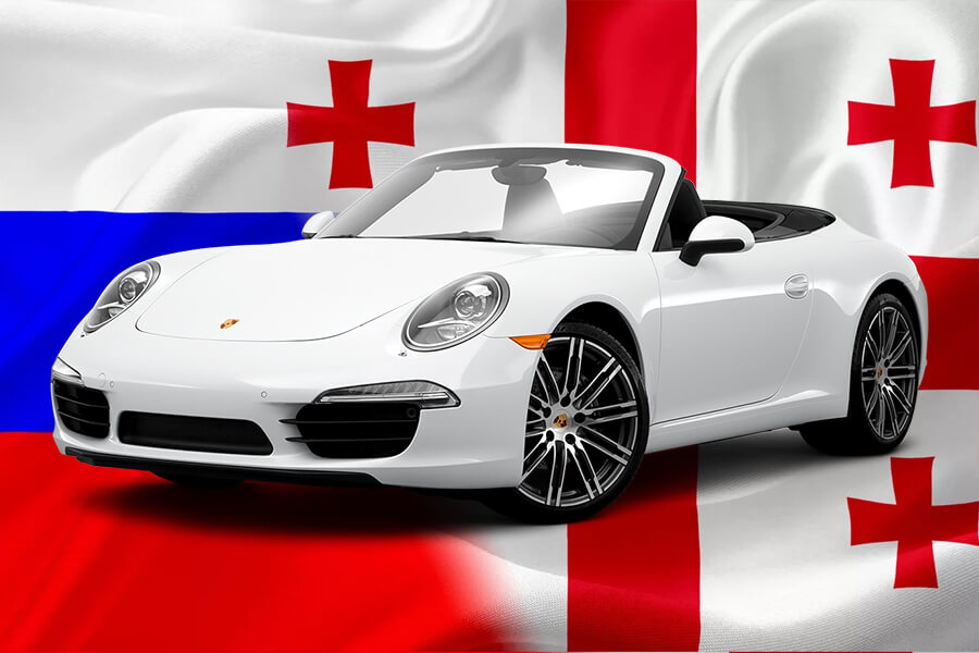 Машина на фоне флагов России и Грузии