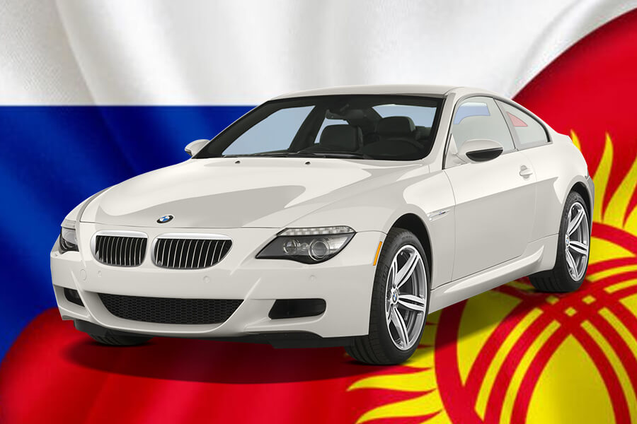 Машина BMW на фоне флагов России и Киргизии