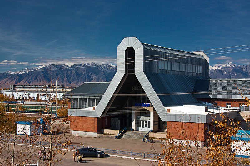 Вокзал на фоне гор